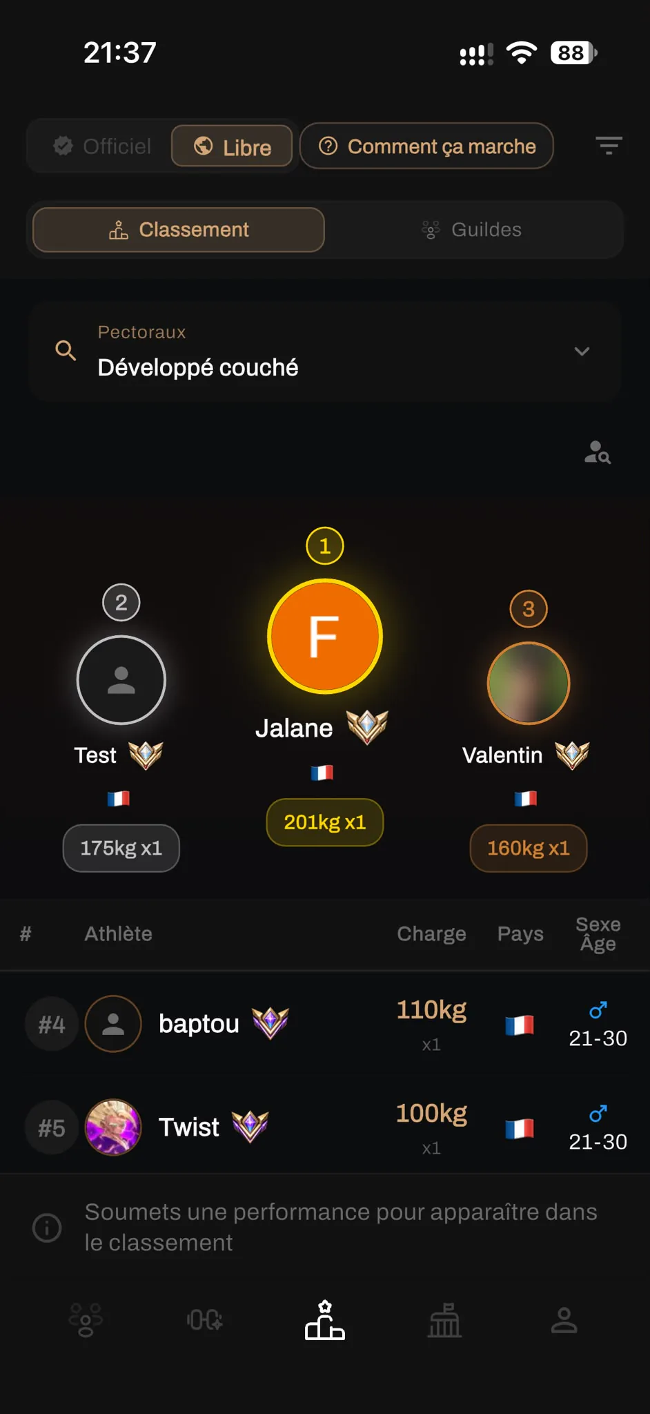 Écran Classement de l’app EGO : podium et meilleures charges au développé couché.